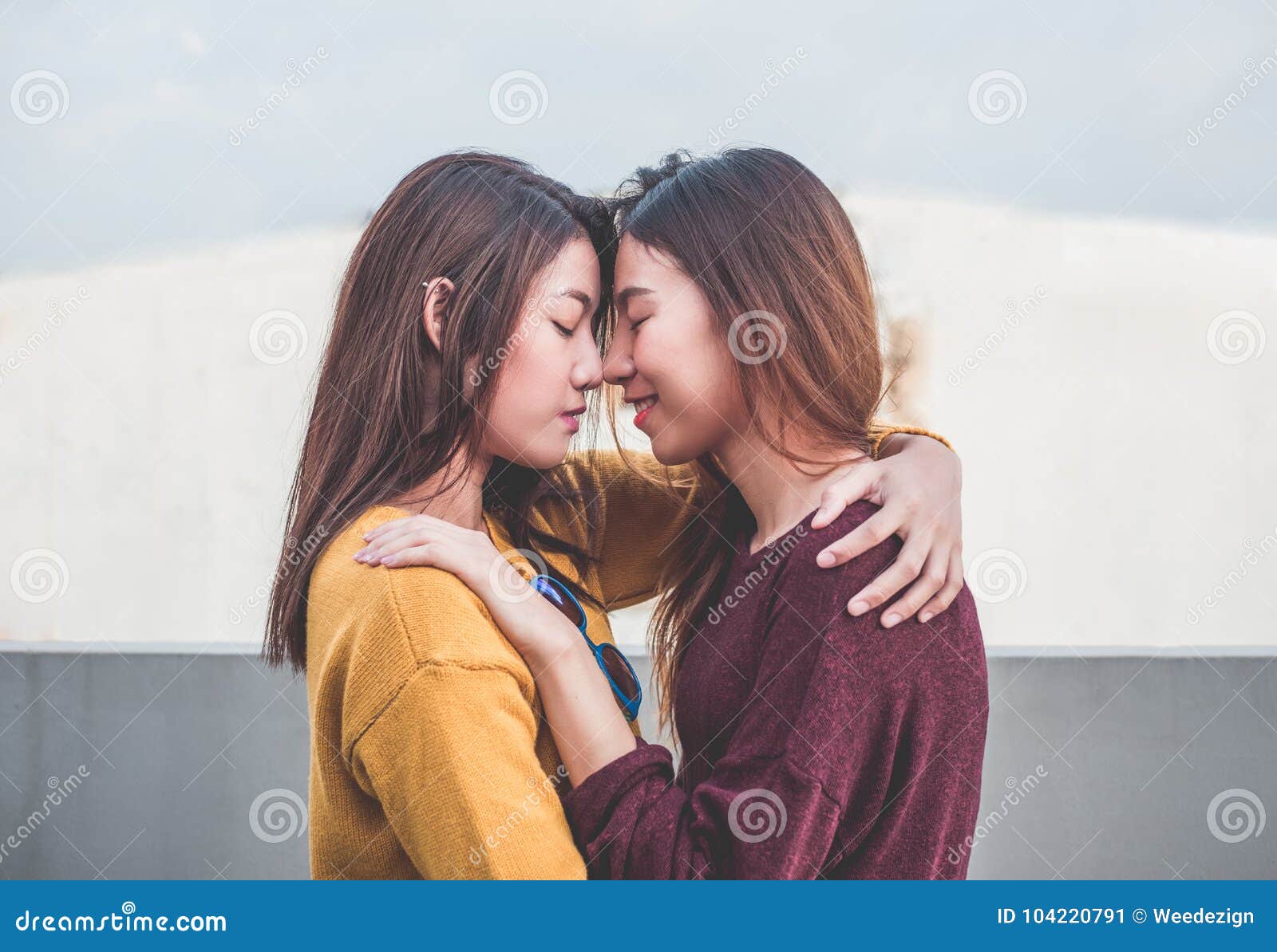 kissing asian lesbians