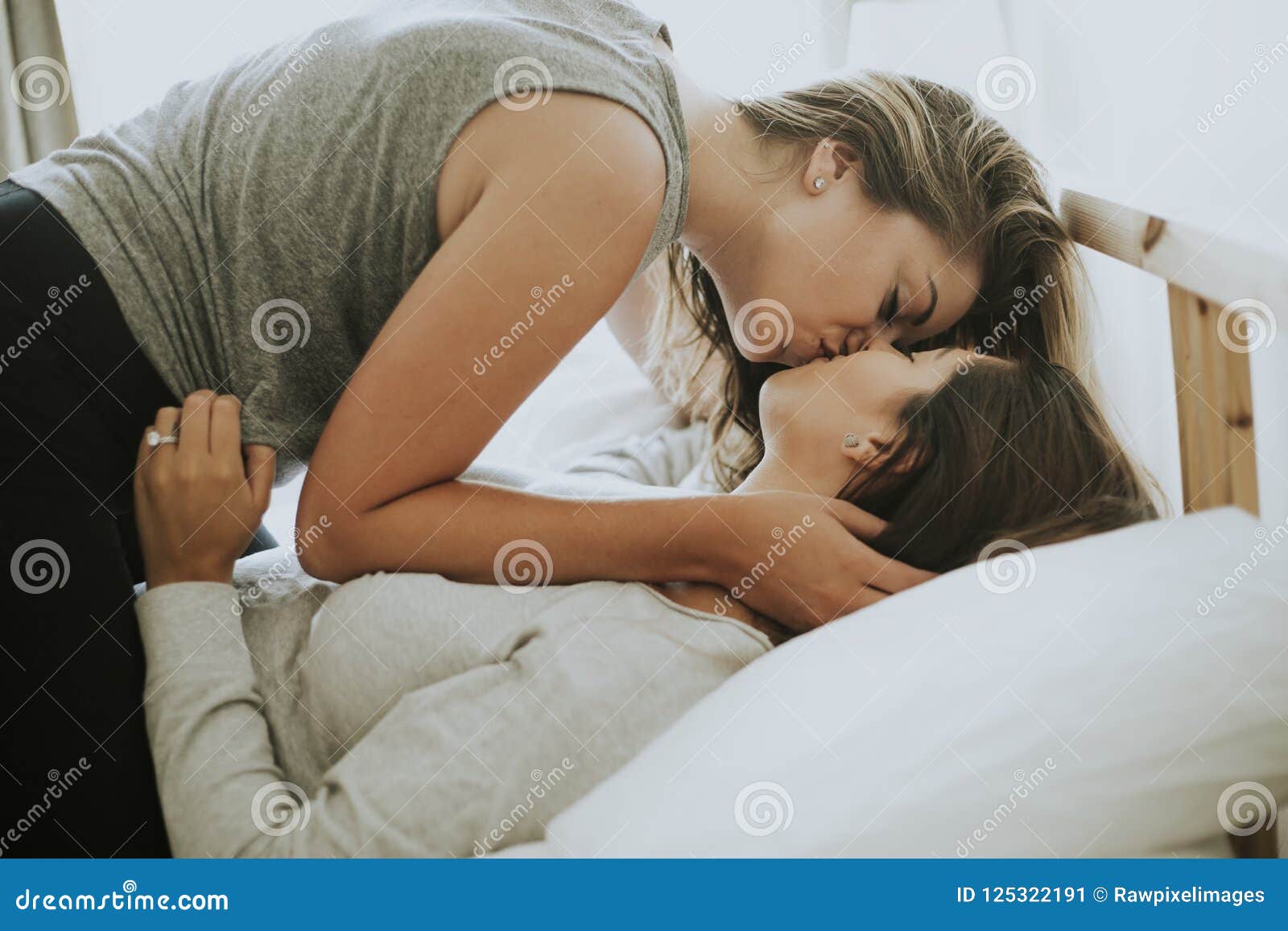 bed kissing lesbian girls in