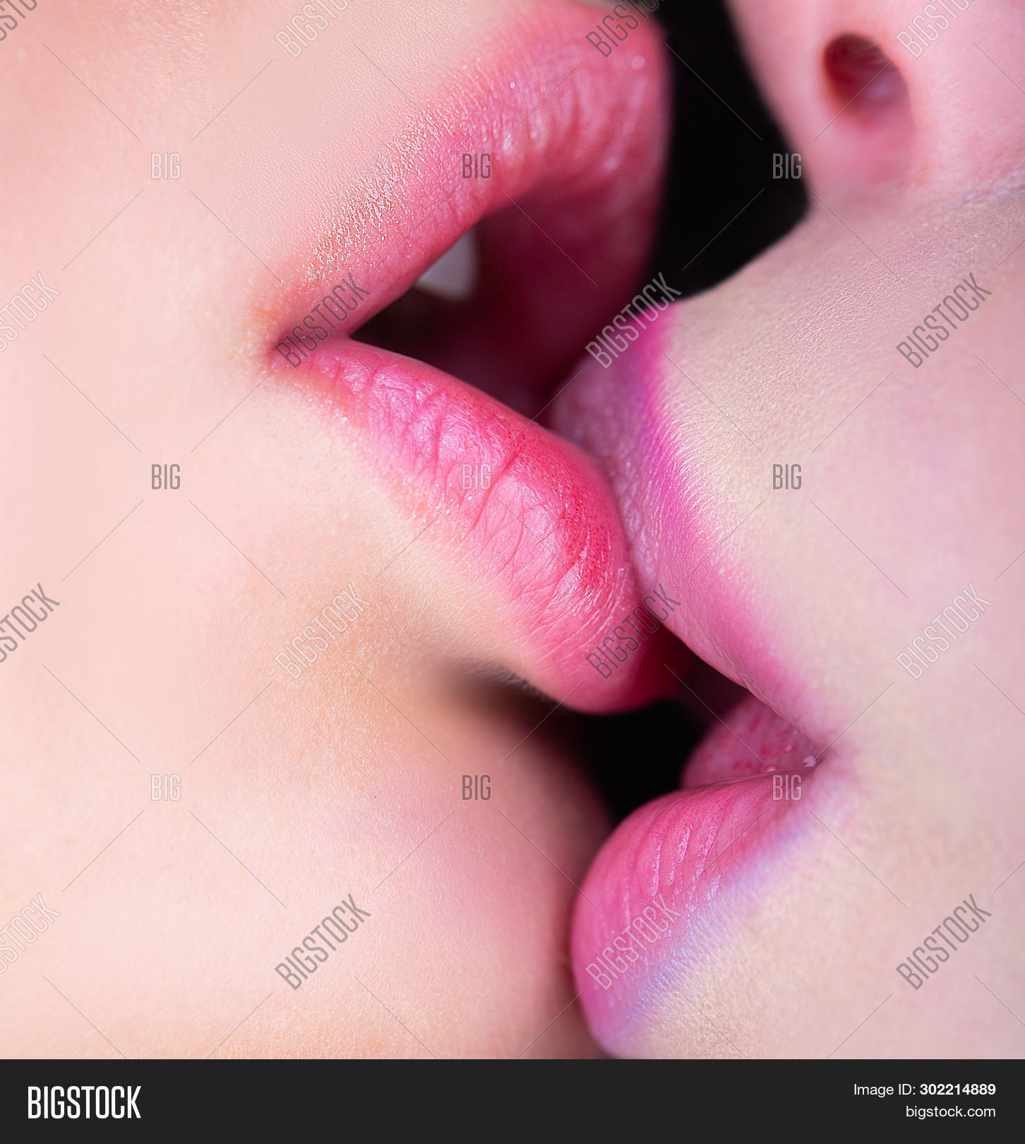 free lesbian tongue pics