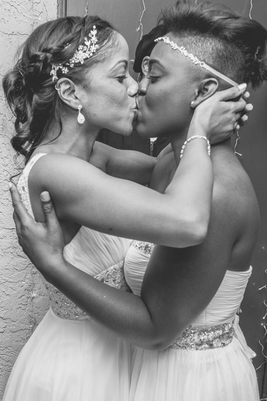 kissing black lesbians
