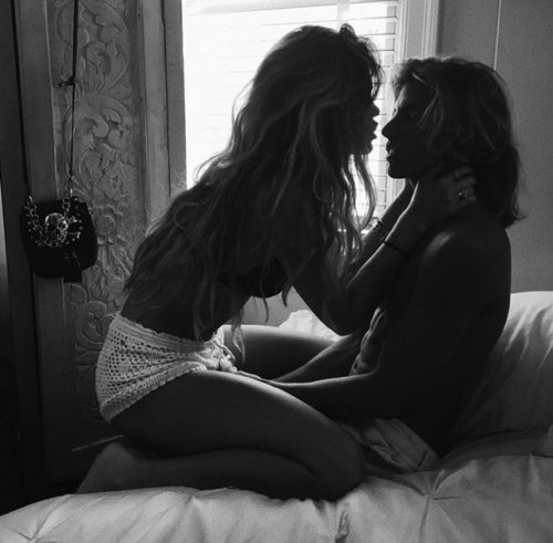 bed kissing lesbian girls in